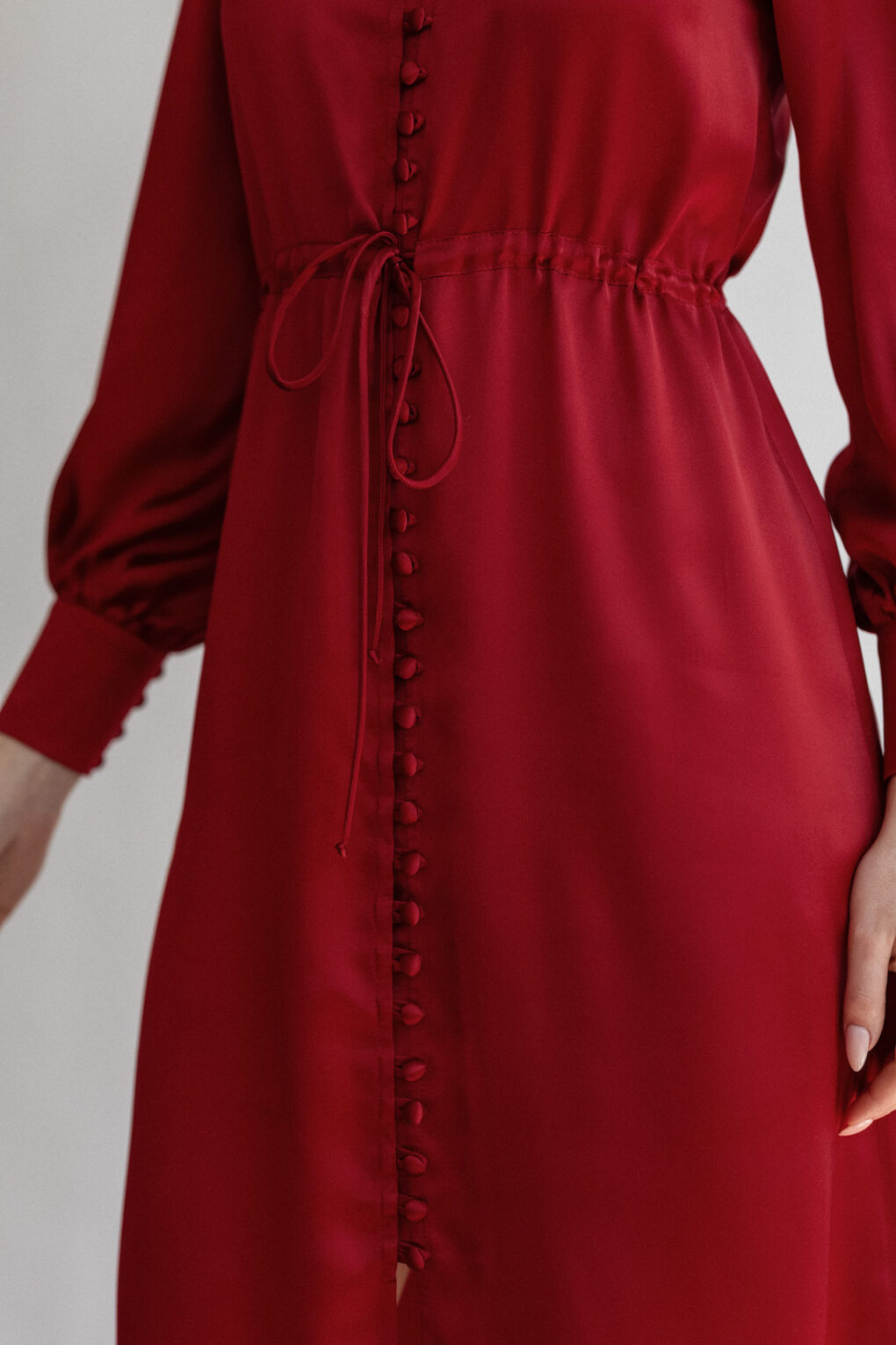 Czerwona sukienka z jedwabiu z guzikami